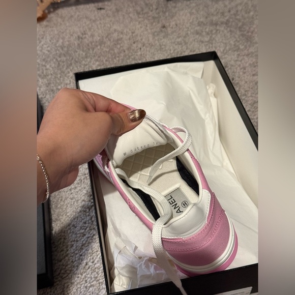 Chanel 2024 Interlocking CC Logo Sneakers pink white 38 - Picture 6 of 6
